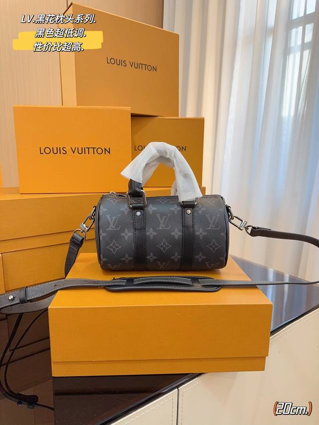 Lv X Nigo Keepall Xs 20枕头包 手袋是一款理想的都市手袋 标志性的造型与经典的 Monogram 帆布 加之多种携带方式和奢华的天然牛皮饰