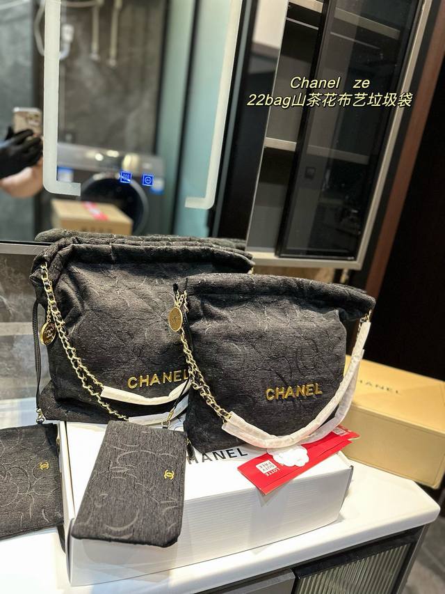 大号飞机盒 小号飞机盒 香奈儿chanel 22Bag山茶花布艺垃圾袋 又随性又优雅 卫衣马丁靴还是优雅痞痞小公主 它都能驾驭 四季都可以搭配各种风格 很容易背