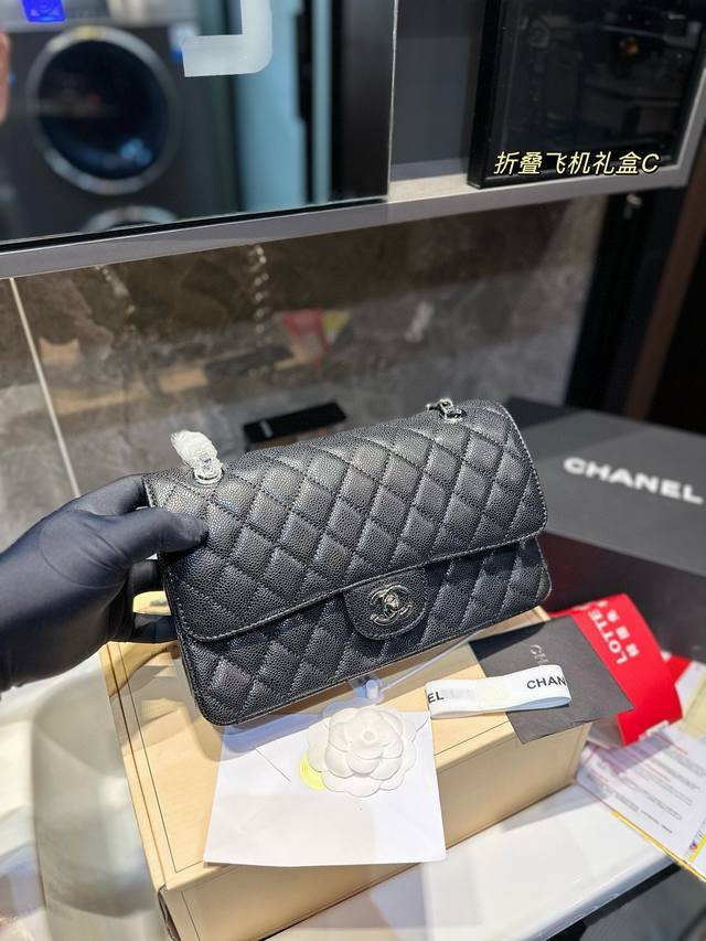 飞机礼盒 香奈儿 Chanel 爆款 经典cf 链条包优质 手感超级好 原版五金 超级大牌 以华丽高贵的外形成为当下最炙手可热之作人手必备 明星热捧 精匠之作