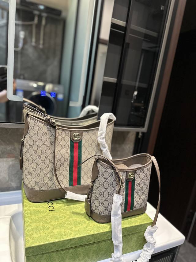 Gucci 二次回购了这只hobo慵懒风托特包 超赞 被同事问了n次的高级感托特包来啦的 超显贵气 经典 Guccigg 老花的标识 辨识度很高 材质经典耐用