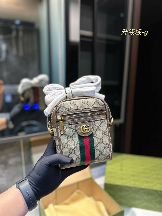 礼盒包装 男包分享gucci 单肩包 Gucci 比起非常火 的双扣邮差包这一款古奇男士单肩包可以说非常低调了國 材质:经典帆布 老花的 这款呢低调稳重 日常休