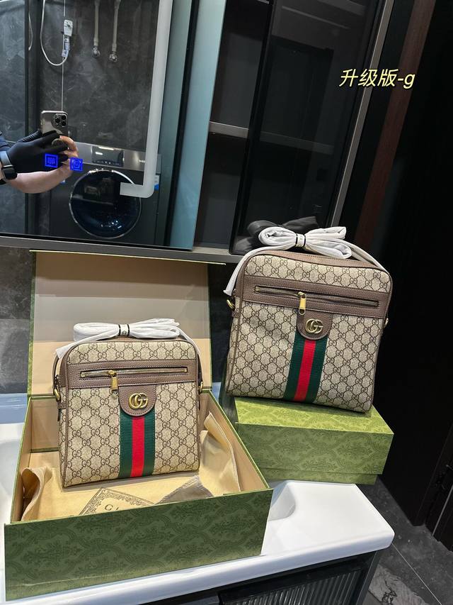 礼盒包装 男包分享gucci 单肩包 Gucci 比起非常火 的双扣邮差包这一款古奇男士单肩包可以说非常低调了國 材质:经典帆布 老花的 这款呢低调稳重 日常休