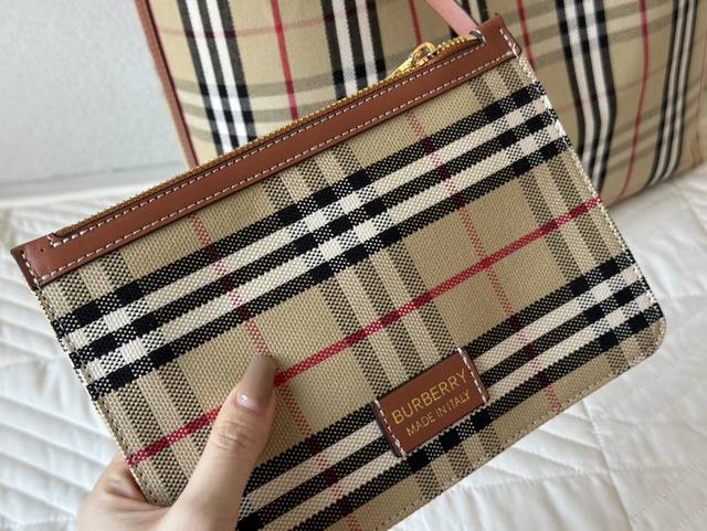 无盒 Size 36 30Cm Burberry 帆布购物袋 这款真的是太美啦 怎么背都好看 内里带小包 质量超b 进口布料