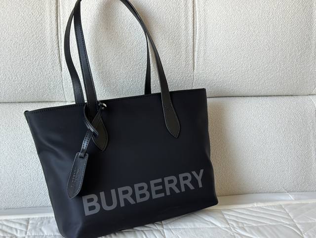 上巴宝莉 Burberry 经典休闲大牌购物袋 这款真的是太经典啦 你们千呼万唤的款 怎么背都好看 质量超b Pk专柜品质 美妞必留款 趁着现货 抓紧留 Siz