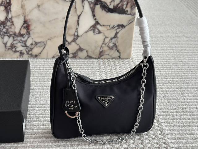 Size 22*13Cm Prada Hobo尼龙腋下包 看到实物真的堪称完美 包装 设计超级方便和舒服