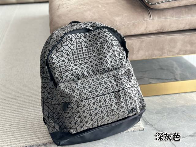 复刻版 尺寸 31*42Cm Issey Miyake Baobao 三宅一生 双肩包 性价比超高 原单品质特别耐造的 平常上班背电脑 出去旅行都可以 容量大