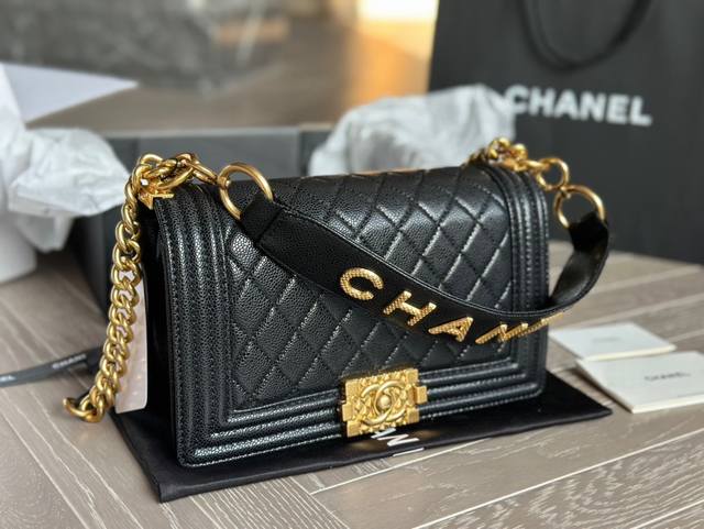 折叠盒包装chanel Leboy20Ss新品 区别其他的 最突出的就是多了一条宽肩带 Leboy都可以手拎哦 想不想试一下呢 跟cf相比 Le Boy 更多的 - 点击图像关闭