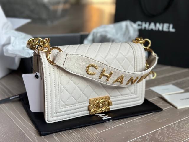 折叠盒包装chanel Leboy20Ss新品 区别其他的 最突出的就是多了一条宽肩带 Leboy都可以手拎哦 想不想试一下呢 跟cf相比 Le Boy 更多的