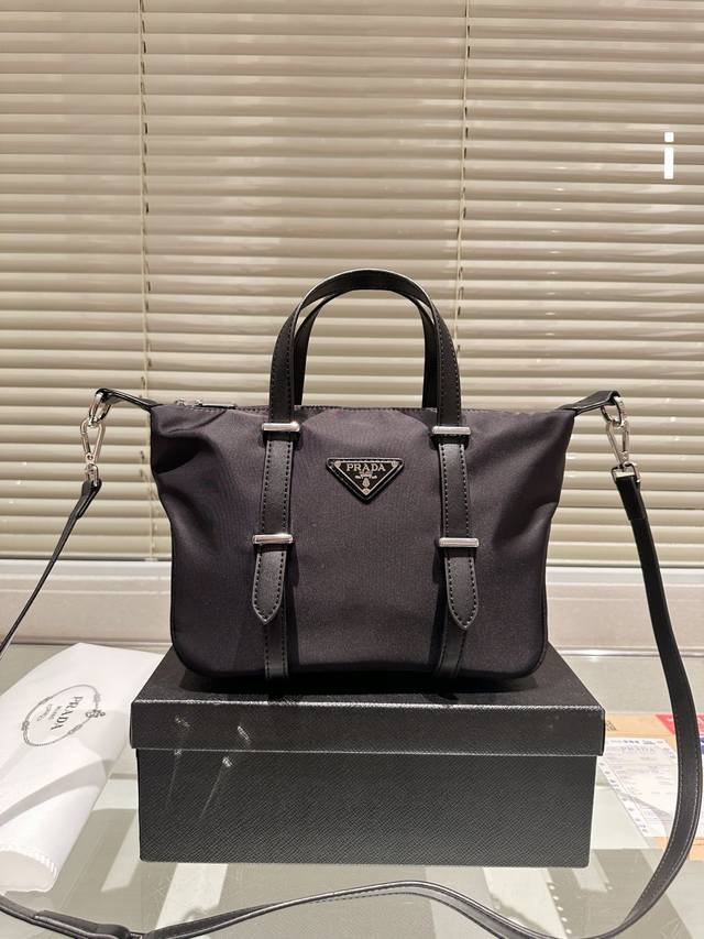 完美品质 Prada 购物袋tote 时髦人一定要有 5星推荐买它 有可以调节长度的肩带方便斜挎了 解锁更多搭配更加精致 酷又时髦又实用 超棒 尺寸19.24