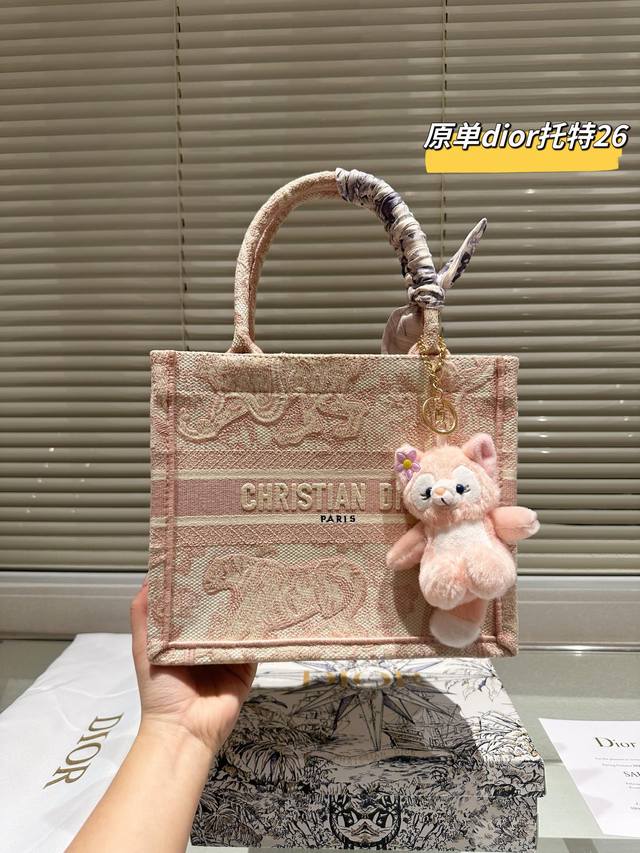 原版布 配玲娜贝尔挂件 Dior Tote 包购物袋 礼盒 这款book Tote 手袋由 Dior 女装创意总监玛丽亚茜娅蔻 丽 Maria Grazia C