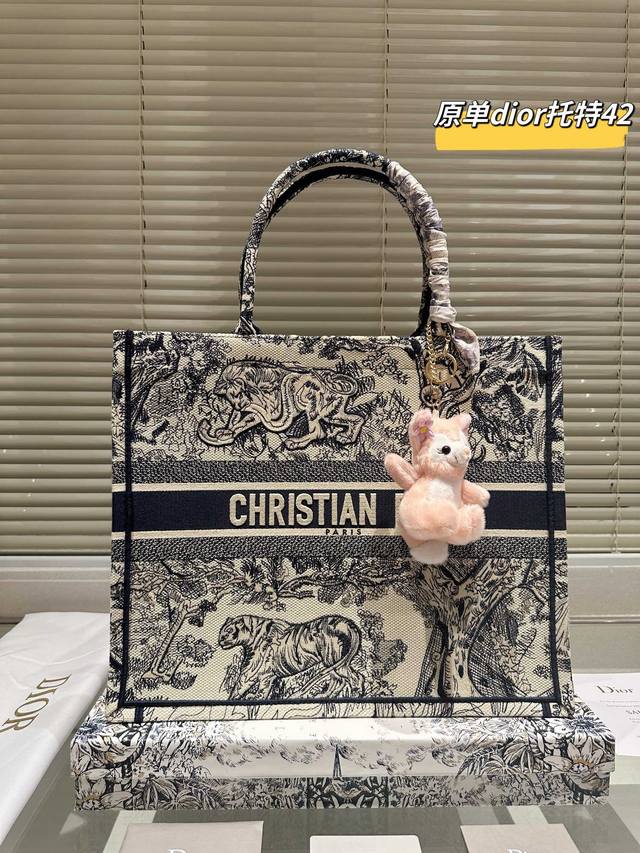 原版布 配玲娜贝尔挂件 Dior Tote 包购物袋 礼盒 这款book Tote 手袋由 Dior 女装创意总监玛丽亚茜娅蔻 丽 Maria Grazia C