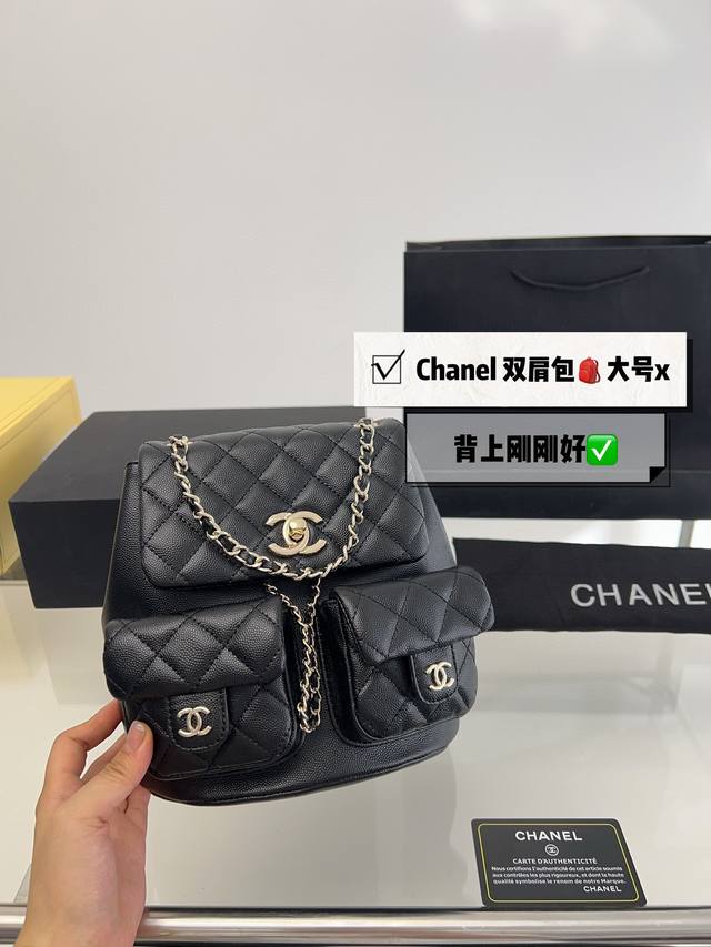 折叠盒 Chanel 超mini 双肩背包 上新的时候看到 实物 就知道他要火了 现货供不应求 这一季度的王炸 解放双手的利器 尺寸20 20Cm