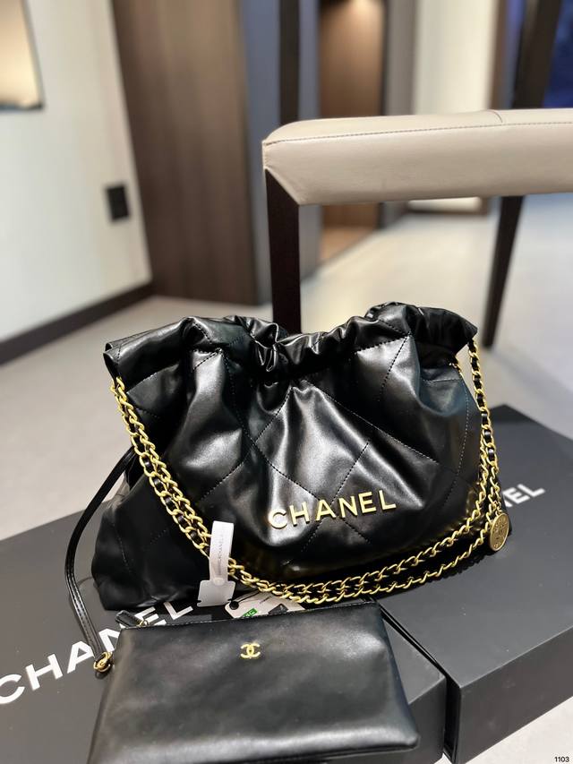 折叠礼盒 香奈儿chanel 横版22Bag垃圾袋 包型变成了横款更加精致了 肩带变短了 横向拉长显的可可爱爱 随手拿东西更方便 爱了爱了 尺寸40.30 - 点击图像关闭