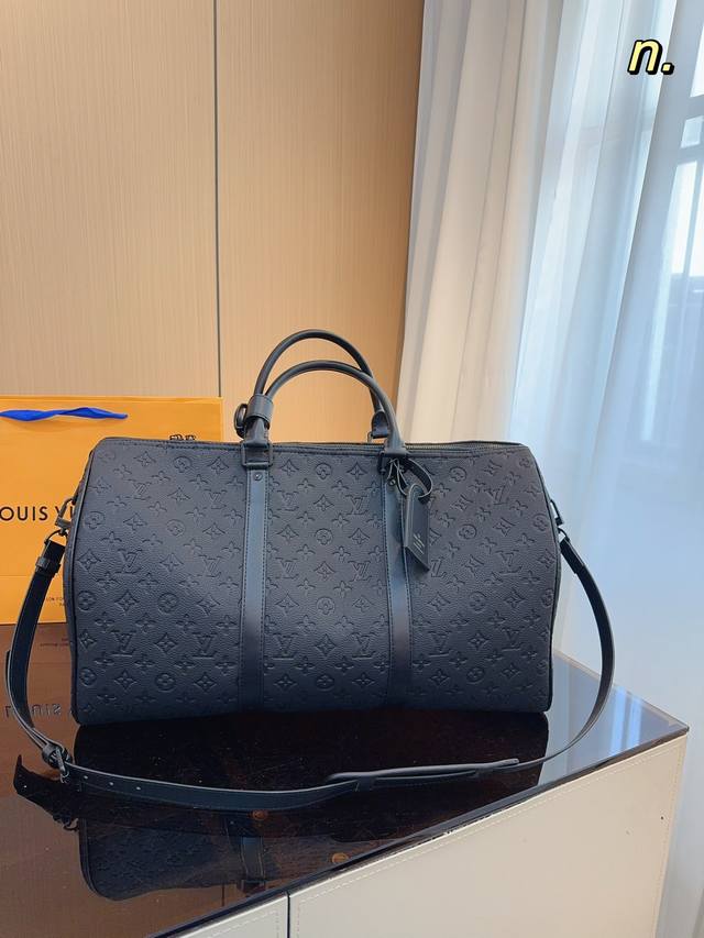 Lv 路易威登联名款keepall45斜跨包旅行包 一只帅气能装的旅行袋 时尚爆发款火热来袭 经典设计大气可观男女通用款 包包采用原版皮质 超级厚实 耐磨 耐用