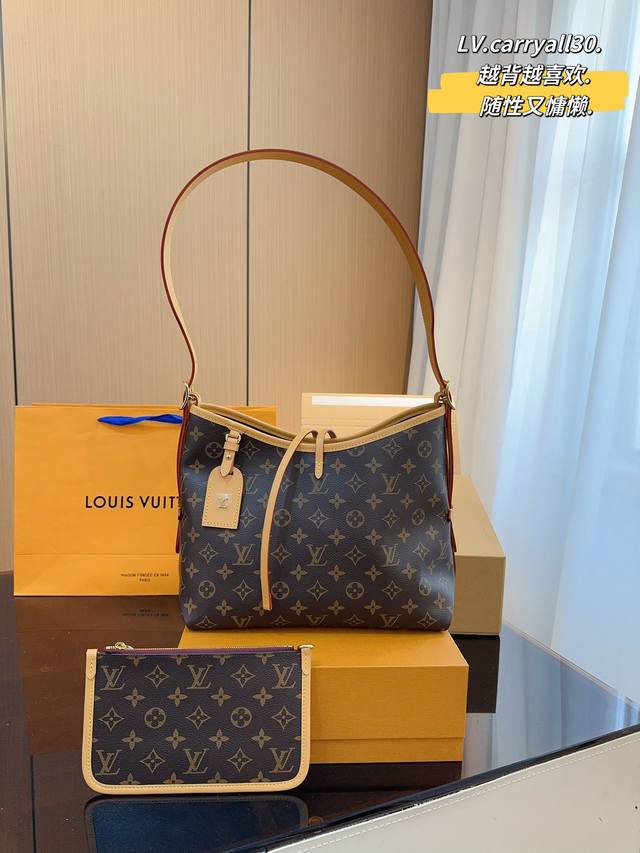 配飞机折叠礼盒 Lv Carryall 新款购物袋 这款包真的太有味道了 浓浓的复古风情 Vintage 的精髓体现的淋漓尽致 灵感源自档案馆的复古细节 尤其值