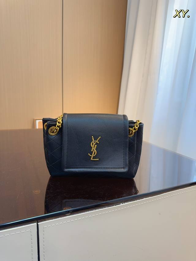 圣罗兰ysl Nolita 这款真的不用多说 知道的人都懂 这款目前算是 Ysl家最难买的包了 日常容量完全够 性价比超高 羊皮材质手感一眼就太爱了尺寸 20*