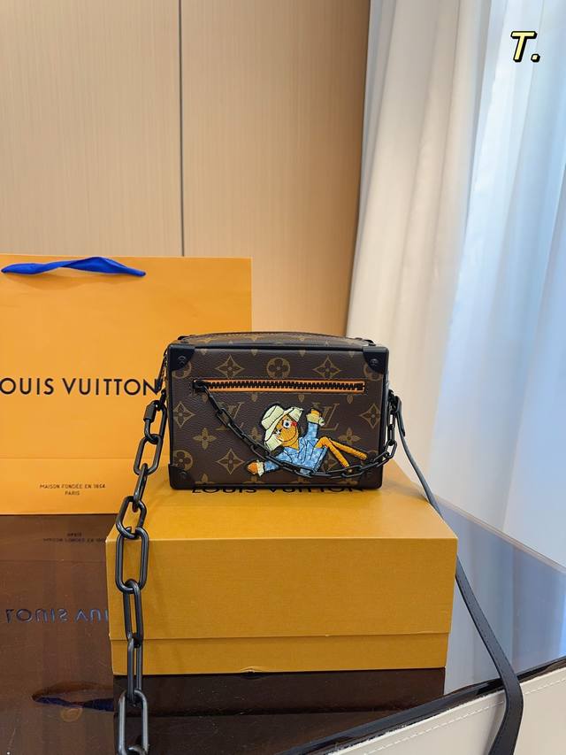 配礼盒 Lv 软箱子 2024秀款mini Soft Trunk Mallle Mini Soft的特点是其monogram图案与树脂链之间的对比 这款前卫的配