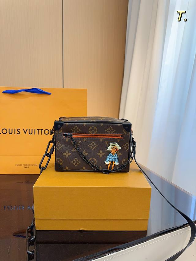 配礼盒 Lv 软箱子 2024秀款mini Soft Trunk Mallle Mini Soft的特点是其monogram图案与树脂链之间的对比 这款前卫的配