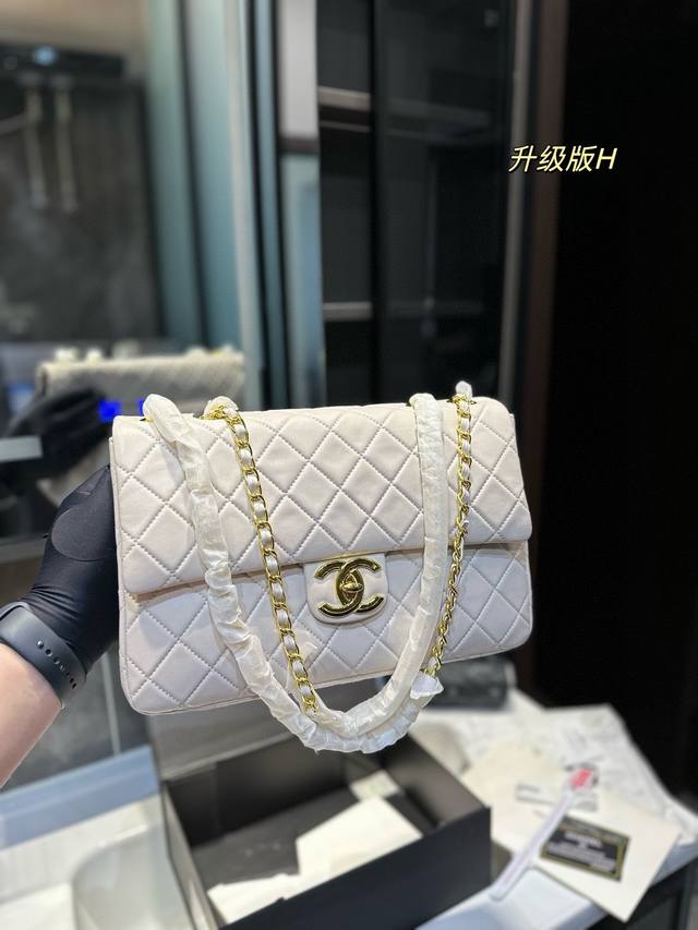 小羊皮 折叠礼盒 Chanel 推出中古翻盖包 香奈儿一直都优雅 大气高贵出现在大家眼前 满满的贵族气质 自带名媛范儿 看着都心动啦它是一款非常复古有风情的包包