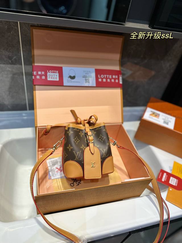 礼盒包装 Lv Mini 水桶包 烧麦包这款retiro手袋以标志性的lv老花面料制成搭配奢华的饰边lv饰边闪亮的五金配件可调节肩带配有树糕皮的肩垫拉链闭合超细