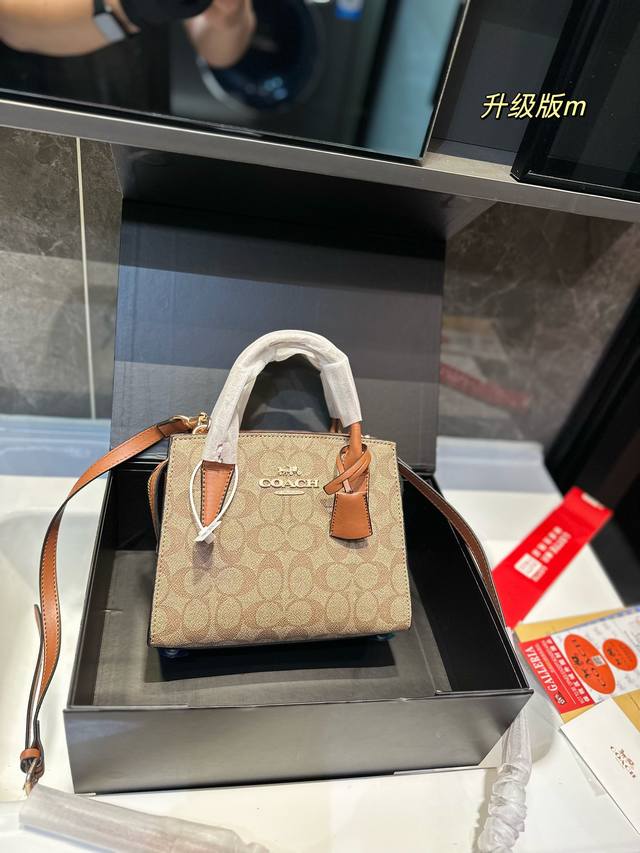 礼盒包装 Coach 1月新品 挎包andrea Carryall实现了时尚度与功能性的完美平衡 它不仅可以手提斜挎 经典又百搭 尺寸22*17Cm