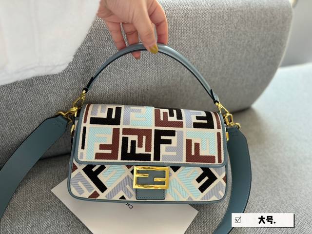 配盒 升级版 Size 26*16Cm Fendi 芬迪 F家 法棍包 可以手提 宽肩带还可以斜跨 但是这么可爱这么特别的包可是难得一见喔