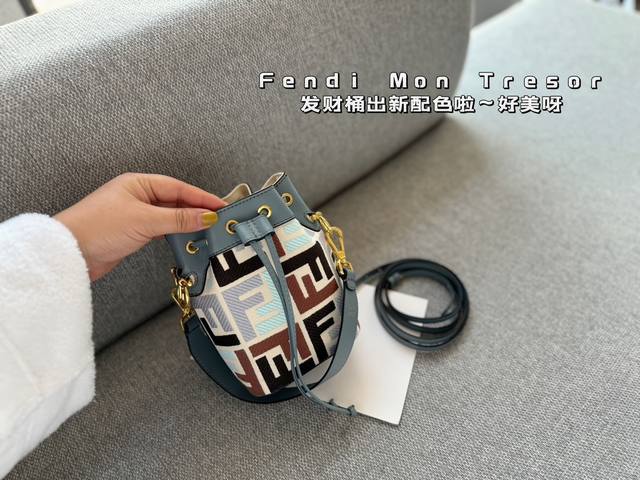 配盒 升级版 Size 12.5*18Cm Fendi 水桶包 高品质 原版细节五金 配置长肩带 发财桶出新配色啦 好美呀 容量颜值都很在线的