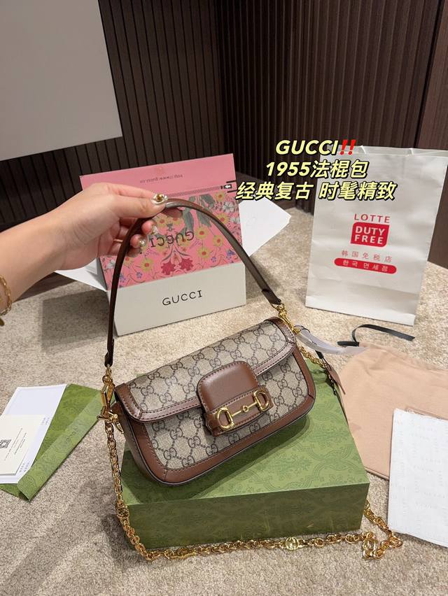 全套包装尺寸24.13 酷奇gucci 1955法棍马鞍包 棕色皮革搭配老花 色系和谐温暖 经典马街扣标识 立体的法棍包型 不仅率性利落 容量也非常可观 外出一