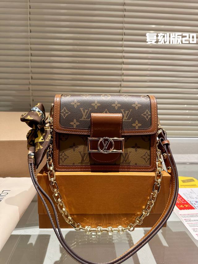 复刻版 折叠礼盒飞机盒 Louis Vuitton Lv走秀款dauphine达芙妮邮差包 全牛皮 万能搭配四季 夏日轻薄都能hold住 复古但上身时髦的信封包