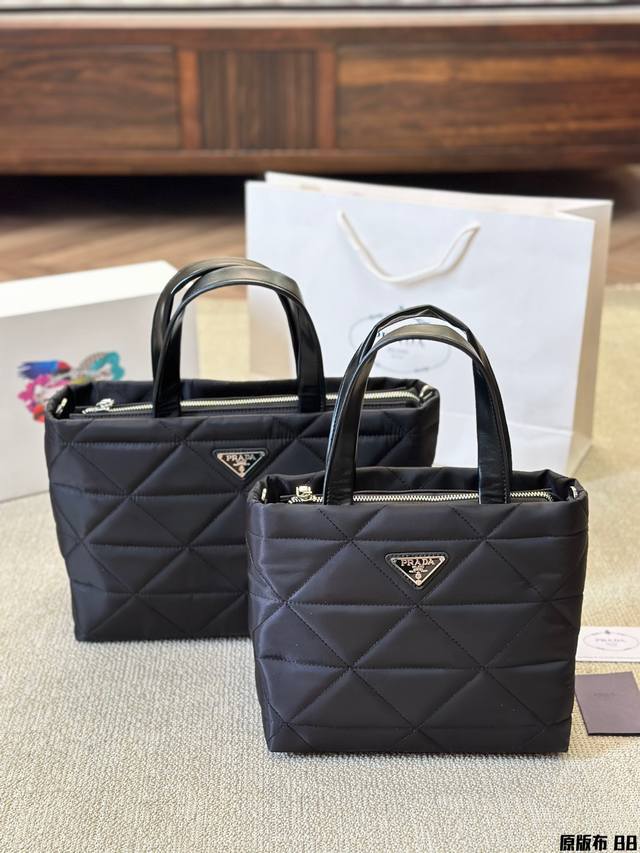 原版布 Prada大号托特包品 Prada 男士大号托特包 再生尼龙的面料 耐磨抗造 轻便休闲 能够满足日常通勤 出差旅行 健身购物等 多种场合 百搭时尚 功能