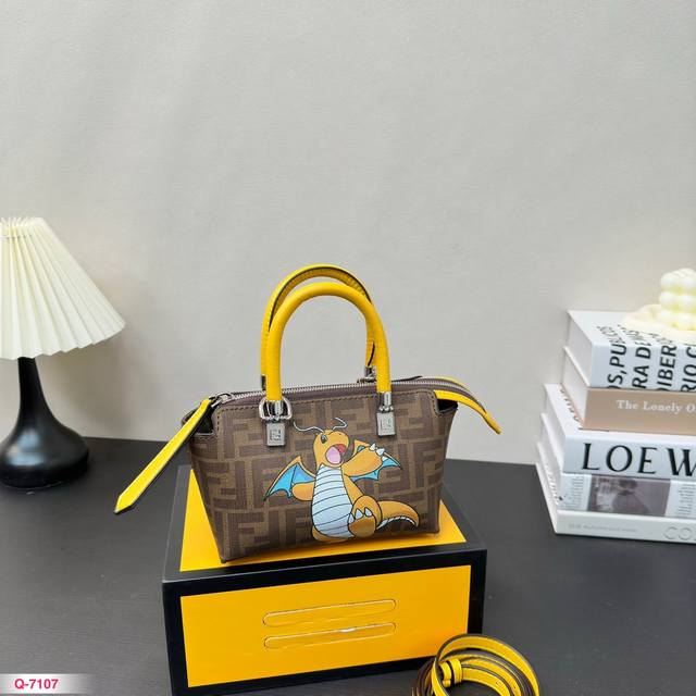 折叠盒尺寸17.12 芬迪fendi Mini波士顿手提包 2024龙年限定 Fendi&藤原浩&宝可梦的三方联名 也太可爱俏皮啦 Fendi新系列的联名款真是