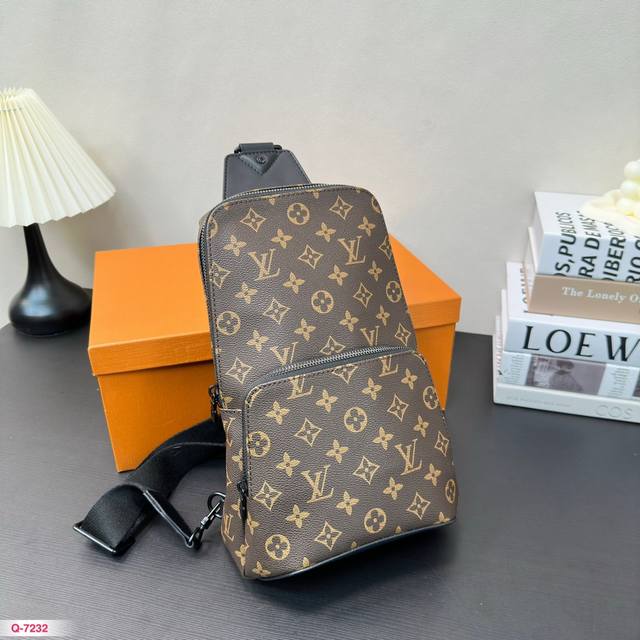 配礼盒 高端货 新款 Louis Vuitton Lv胸包 N41719Avenve 单肩包 此款 Damier Graphite 帆布面料的 Avenue 单