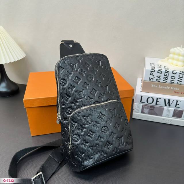 配礼盒 高端货 新款 Louis Vuitton Lv胸包 N41719Avenve 单肩包 此款 Damier Graphite 帆布面料的 Avenue 单