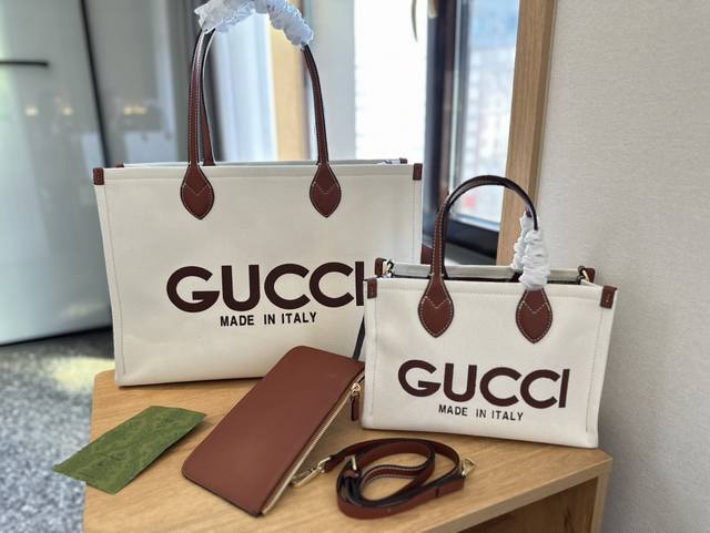 Gucci 帆布托特包 Tote 质感很高级 容量超级大也很耐用 日常出街背它回头率百分百 就是这种随性慵懒感 尺寸 大号46 32 小号28 19 货号684