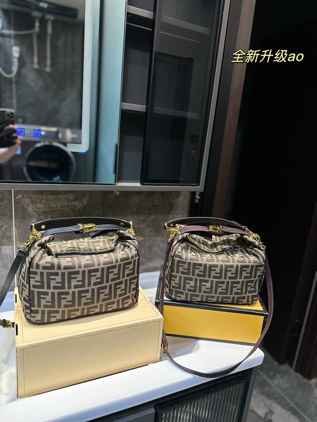 原单品质 Fendi 芬迪这款便当饭盒包虽然方方的 但是它的好处就是 不是定型包 塌塌的懒懒的感觉 很随意 背上身也不会太正式老气 还有容量巨大 F家老花颜色就