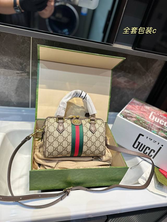 礼盒包装 Gucci 波士顿 枕头包 最新系列 这个款复古韵味特别浓 原版内里 上身效果也超赞 主要以精致特别的五金来提升整体质感 Size:20Cm