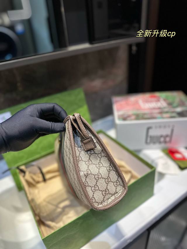 Gucci.手包 多用款 其实包包本身是个洗漱袋被拿来用做手包 一般的手包都是扁扁的 但是这款手包底部是宽的 虽说是个手包 但能放很多东西进去 而且不变形 拿在