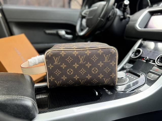 高端货 新款 Louis Vuitton 洗漱袋m58515 路易威登 Lvxnba Cloakroom Dopp Kit 手拿包 Cloakroom Dopp