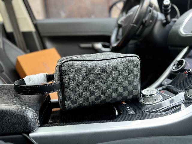 高端货 新款 Louis Vuitton 洗漱袋m58515 路易威登 Lvxnba Cloakroom Dopp Kit 手拿包 Cloakroom Dopp