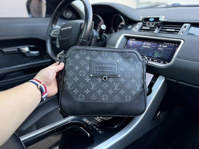 高端货 新款 Louis Vuitton 邮差包路易威登 邮差包本款 S Lock 邮差包由 Monogram Macassar 帆布制成 全新锁扣以 Geor