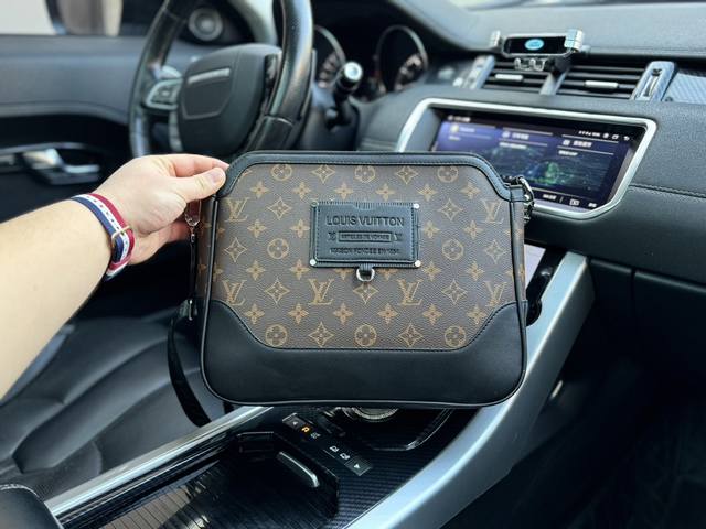 高端货 新款 Louis Vuitton 邮差包路易威登 邮差包本款 S Lock 邮差包由 Monogram Macassar 帆布制成 全新锁扣以 Geor