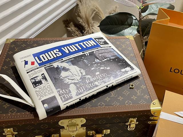 Lv Fw胺囊系列 Newspaper 报纸手拿包 秀款报纸手包 双层拉链隔层 路易威登标识化身头版标题 无敌霸气凹造型神器 尺寸34 26Cm