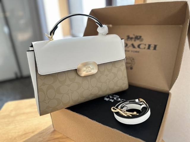 折叠礼盒 Coach 新品 Eliza 系列手提包 Coach新品来咯 全新系列eliza 系列链条包 员8 适合日常出行和旅游出行使用 方便的链条可以斜挎或者