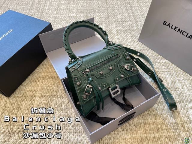 小号 折叠盒 巴黎世家balenciaga Crush沙漏包 优雅 时尚 简单又大方 酷酷的感觉 还带给你带来复古潮流的感觉 尺寸 小号22 16