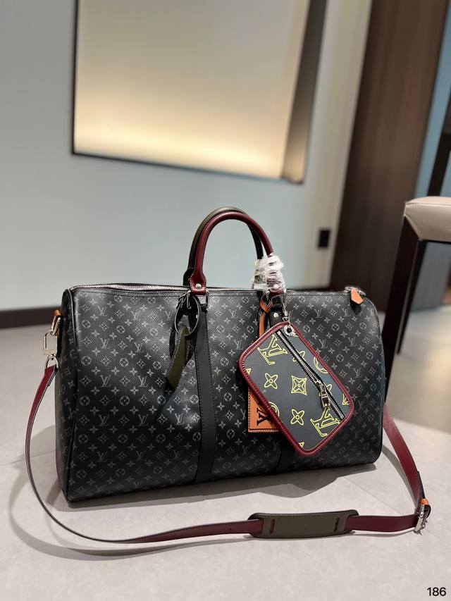 Lv 新品 最热门的旅行袋 每个明星网红人手一个的节奏 特点是容量巨大 材质也是今年大热的流行元素 可以搭配任何颜色的服装造型 关键实用性极好 整个包又轻便又大 - 点击图像关闭