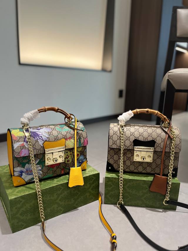 折叠礼盒 Gucci 限定款 是心动呀 Padlock系列 高级竹节小箱子 此款颇具结构感的肩背包采用高级人造帆布精心打造 肩带搭配从典藏设计中直接取用的钥匙锁