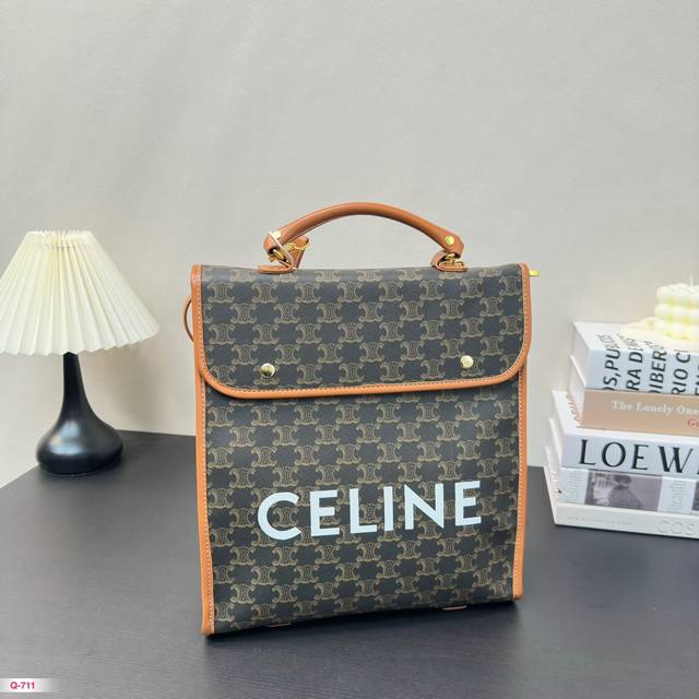 Celine 赛琳双肩包 Triomphe 凯旋门老花双肩包 早春走秀款 将复古元素与利落线条完美结合 焕发出全新的动人魅力 尺寸29.31