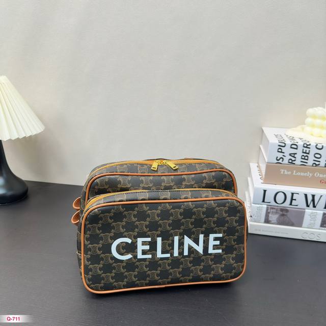 Celine 赛琳双肩包 Triomphe 凯旋门老花双肩包 早春走秀款 将复古元素与利落线条完美结合 焕发出全新的动人魅力 尺寸27 18Cm