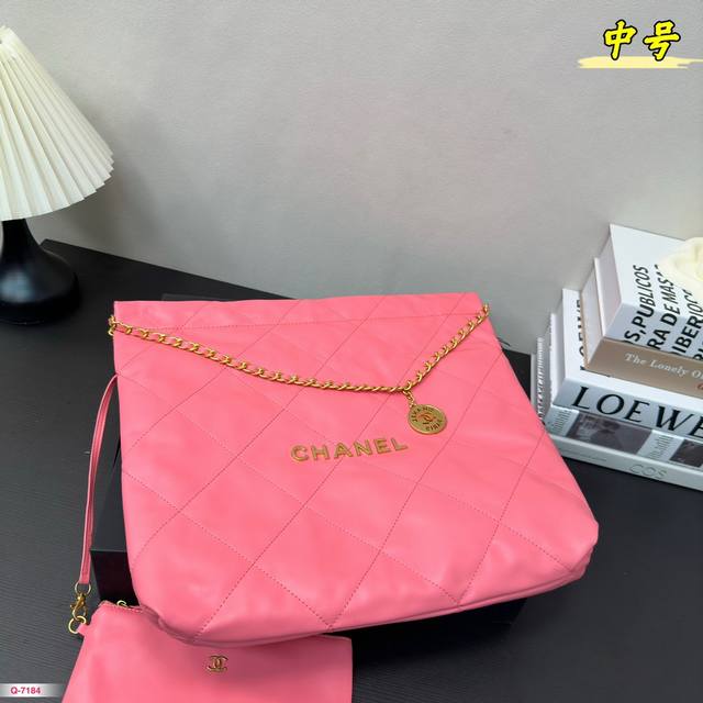 配礼盒 香奈儿垃圾袋 中号 众星宠儿chanel 22Bag这颜值太能打了能装又好看 随性软塌塌的质感背起来超有范儿 尺寸 35.38Cm