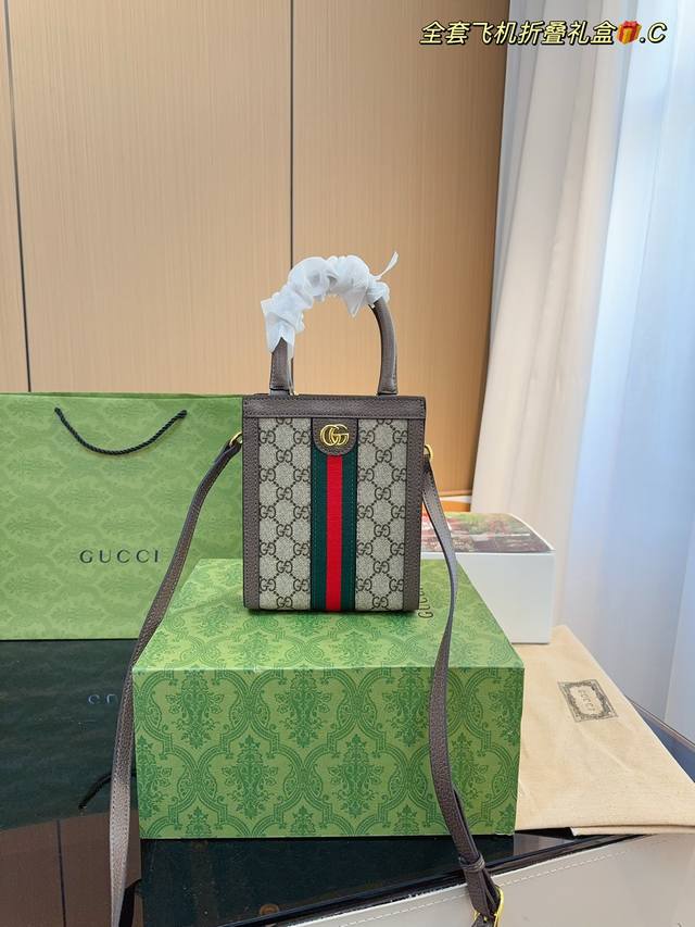 配飞机折叠礼盒 Gucci酷奇 托特新品 全新造型的 精致小巧真的的超级好看 配色也延续了ophidia系列非常高级 是这一季重点推荐的单品之一 尺寸 15*5